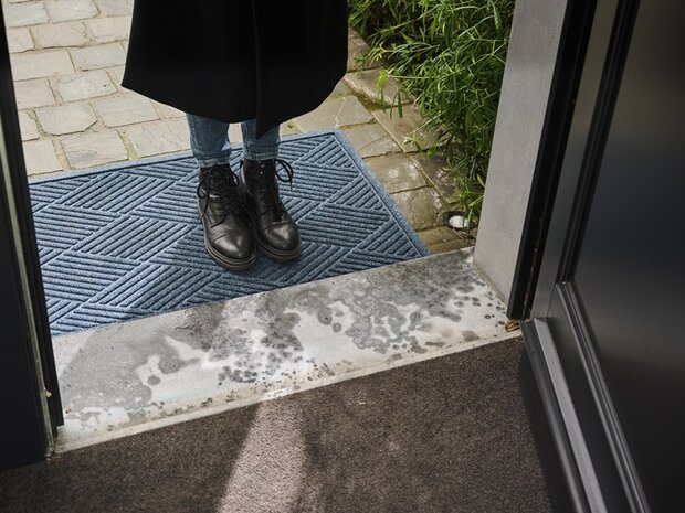 grijze deurmat binnen